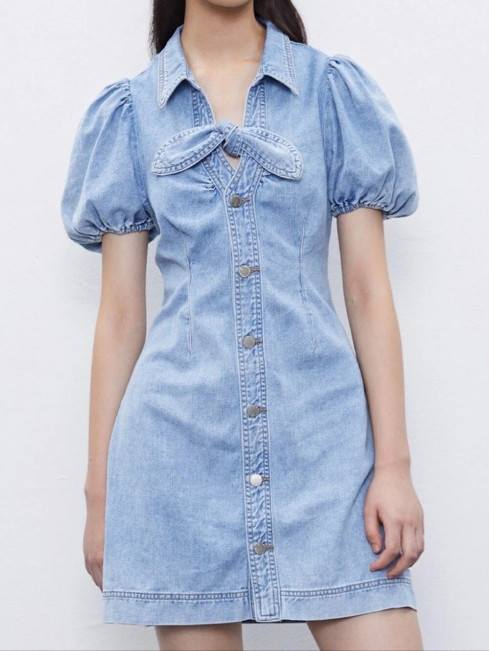 URBAN REVIVO esther bow detail mini denim dress in light blue wash - Picture 2 of 14